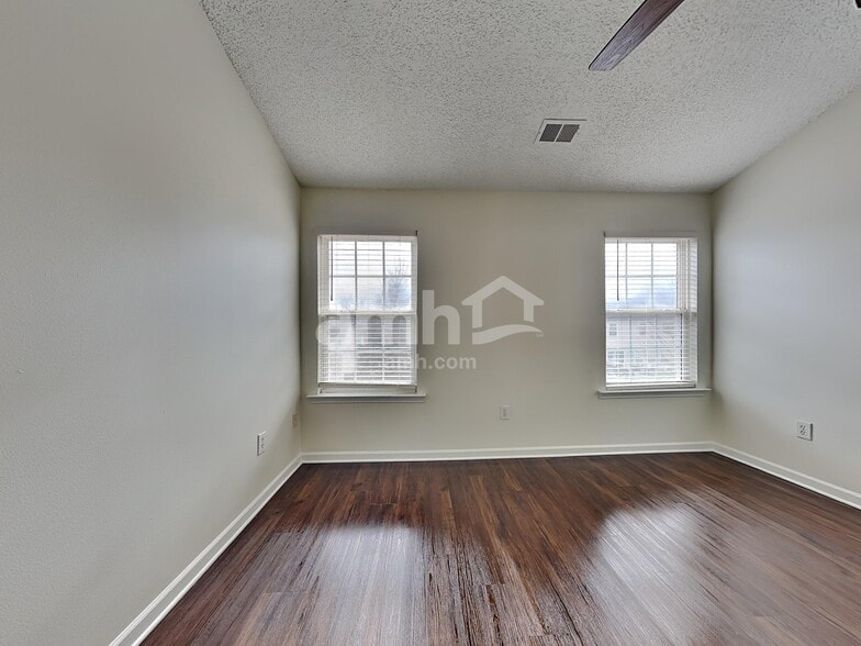 Building Photo - 8849 Laurel Run Dr