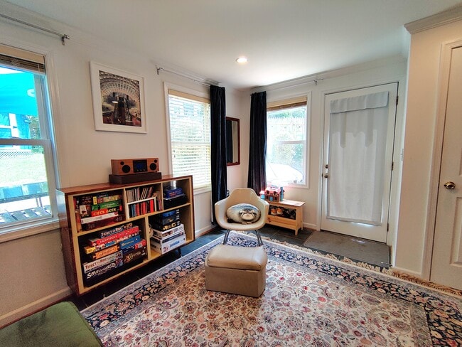 Building Photo - 5837 Edgehill Dr