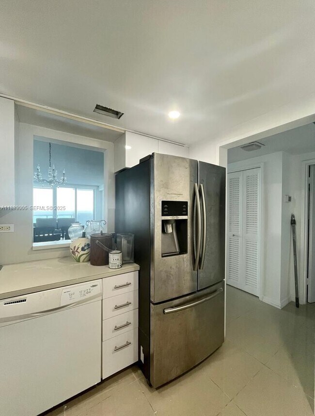 Building Photo - 5601 Collins Ave