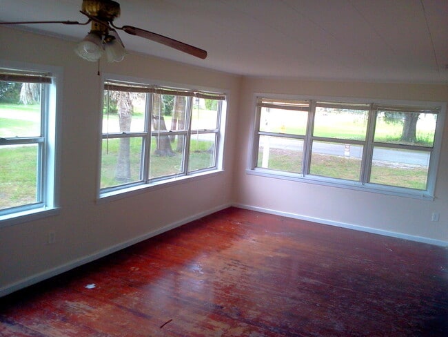 Building Photo - Awesome 2BR/1BA w/Open Floor Plan, Deck, L...