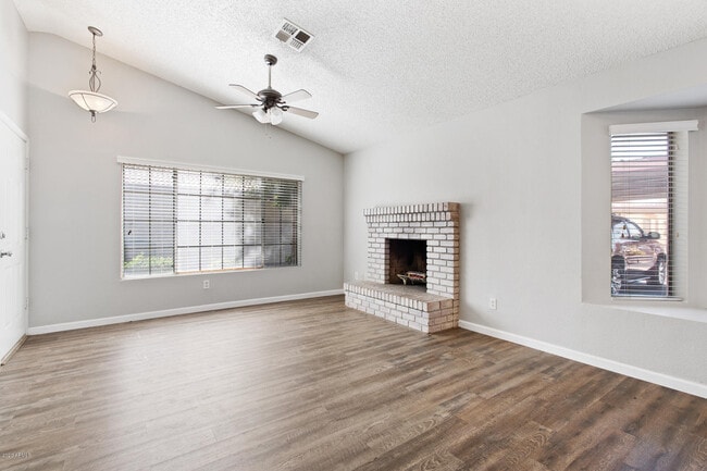 Building Photo - 1120 N Val Vista Dr