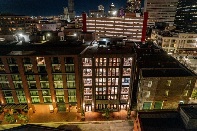 Building Photo - 611 Commerce St