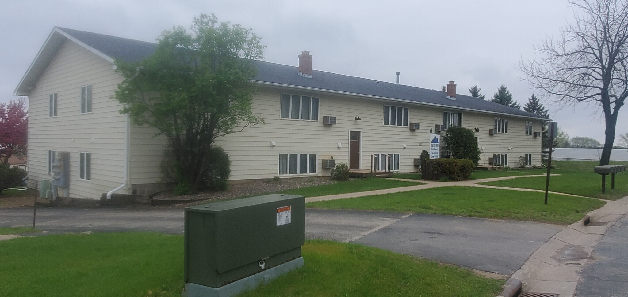 Building Photo - 1112 Oakview Dr