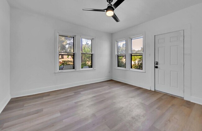 Building Photo - Spacious 3 Bed - 1 Bath House Near Downtown