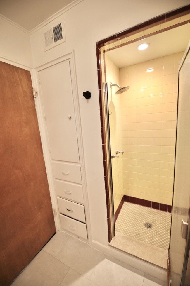 Building Photo - 3191 E Broad St