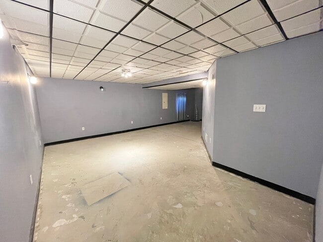 Building Photo - 1814 Van Dyke Ln