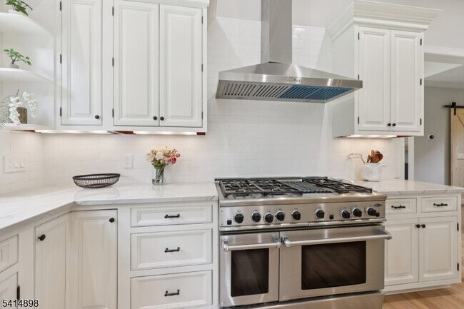 Building Photo - 5 Shores Rd