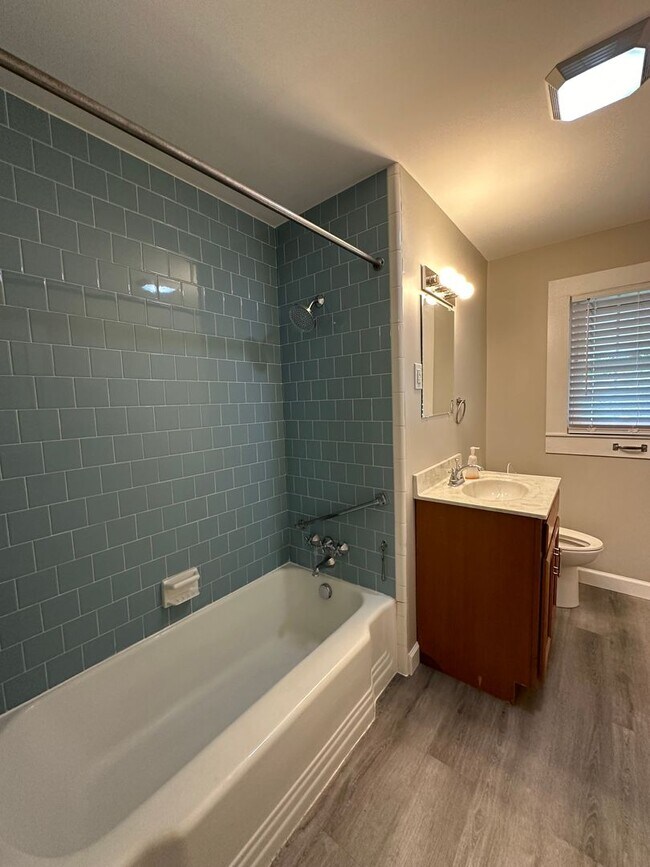 Building Photo - Modernized 3 bed 1 bath house