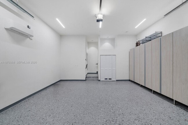 Building Photo - 1051 W 48th St