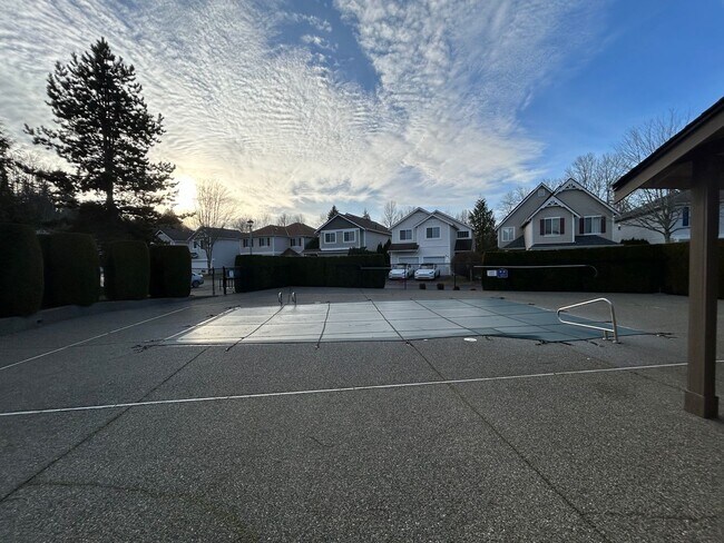 Building Photo - 3 Bed, 2 Bath Condo with in Cascade-Fairwood neighborhood of Renton, $2,865/month.