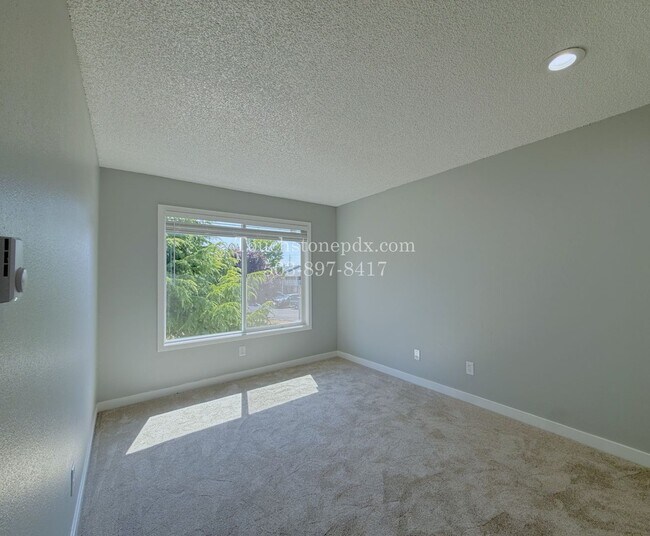 Building Photo - Bright East Portland 3 Bed Apartment Home with Two-Level Layout and Assigned Parking