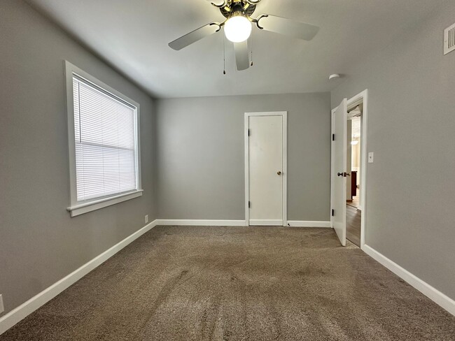 Building Photo - Two Bedroom One Bathroom Available in Batt...