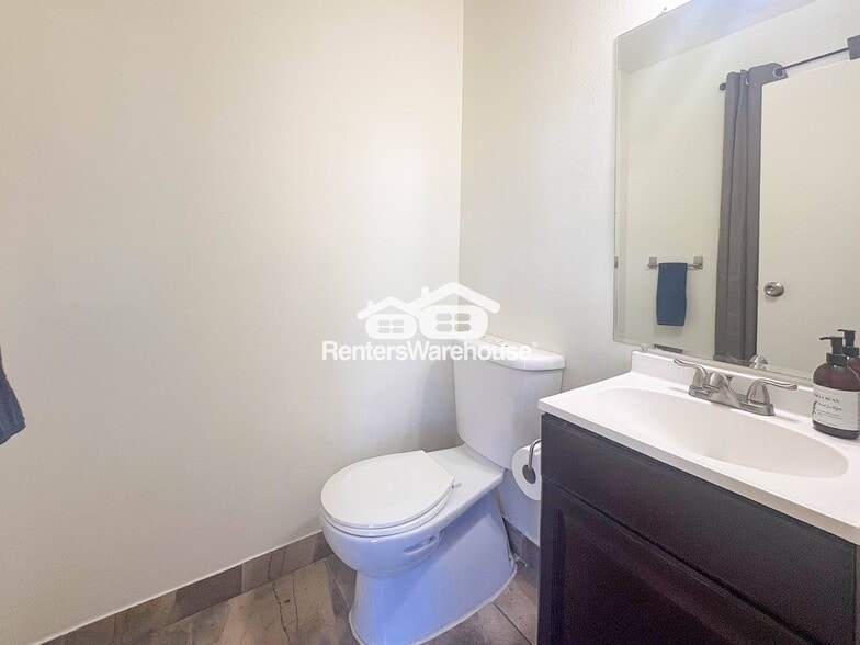 Building Photo - 632 E 116th Ave