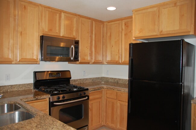 Building Photo - Great Condo in Roseville