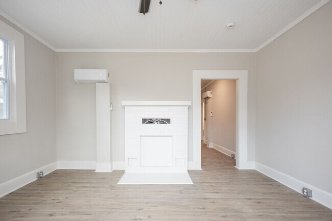 Building Photo - 725 W Poplar St