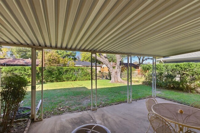 Building Photo - 8739 Ukiah Dr