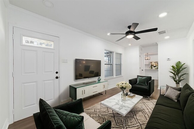 Building Photo - 802 E 33rd St