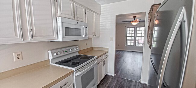 Building Photo - Very Charming 3 Bedroom And 2.5 Bathroom Townhouse With Private Deck In Country Creek