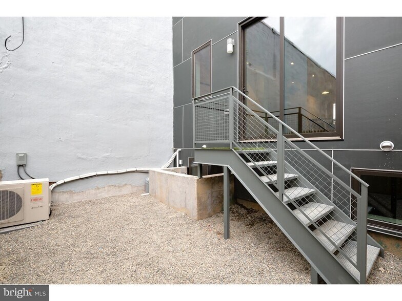 Building Photo - 1308 N Hope St
