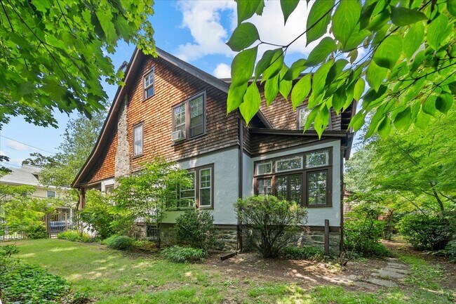 Building Photo - 18 Elm Pl