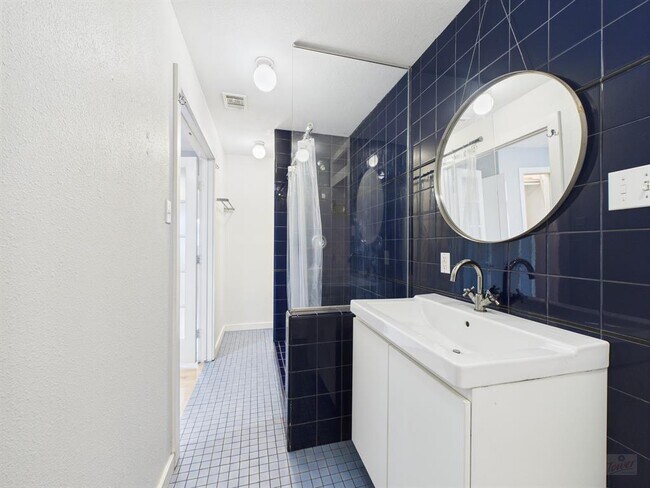 Building Photo - 304 E 33rd St