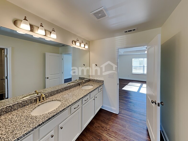 Building Photo - 4770 Chutney Dr