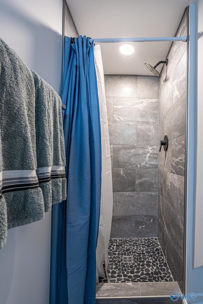 Building Photo - 702 Chambers Dr NE