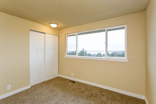 Building Photo - Large 4 Bedroom Edgemoor Home w/ Mother-in-law Suite