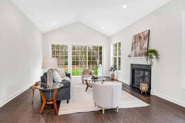 Building Photo - 12 Hope Ln