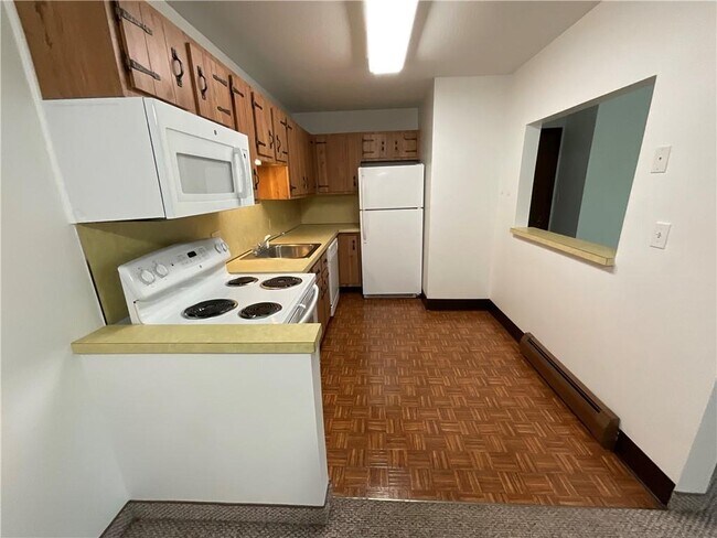 Building Photo - 680 Hartford Pike