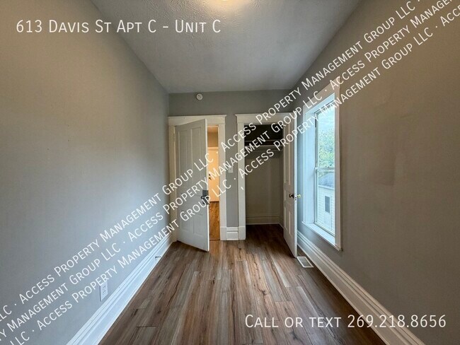 Building Photo - 613 Davis St