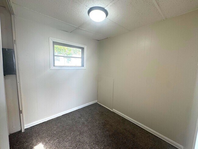 Building Photo - Renovated Two Bedroom Mobile Home
