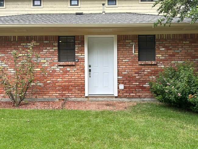 Building Photo - Charming Renovated 1 Bed / 1 Bath Apartment – Quiet North Dallas Living