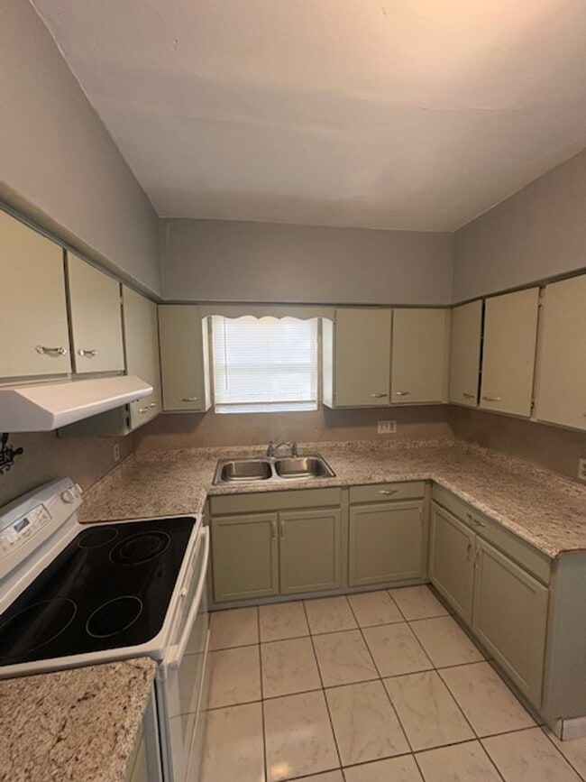 Building Photo - 2405 N Sheridan Rd