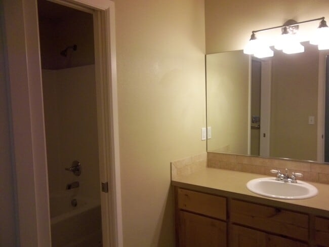 Building Photo - VIDEOTOUR: Stunning Home with Lots of Spac...