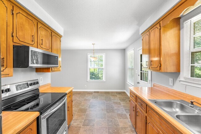 Building Photo - 3 Bedroom Pet Friendly Home For Rent!