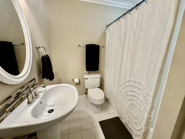 Building Photo - Beautiful Two Bedroom Fully Furnished Townhome Located in Bluffton Village!