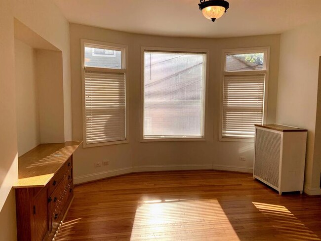 Building Photo - 5825 N Rogers Ave