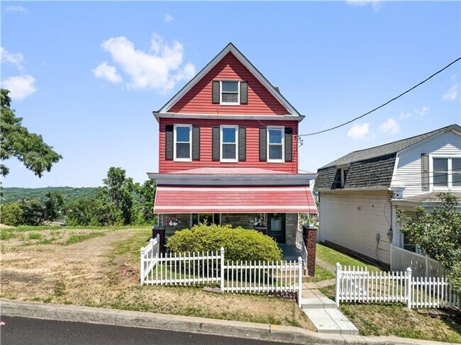 Primary Photo - 3 bedroom 1 bath - What a View! - 3-bedroo...