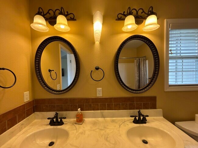 Building Photo - 812 E Spring Dr