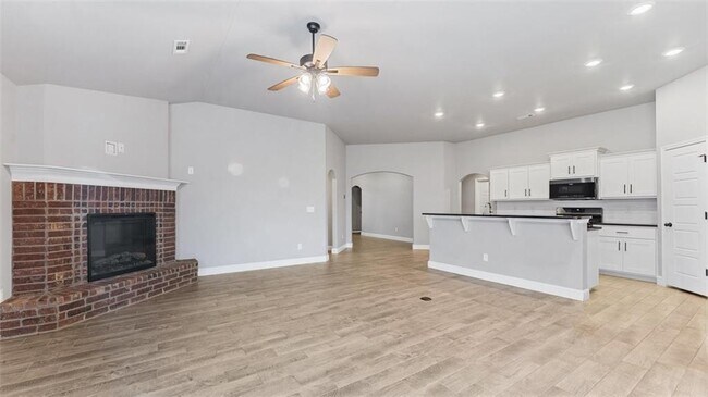 Building Photo - 5902 NW Hoover St