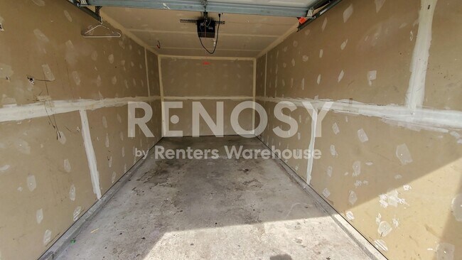 Building Photo - Available August 2026 - 2 bedroom + Office Penthouse condo new paint, carpet, Whirlpool appliance...