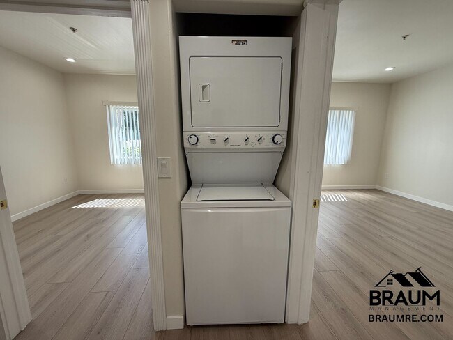Building Photo - 10849 Fruitland Dr