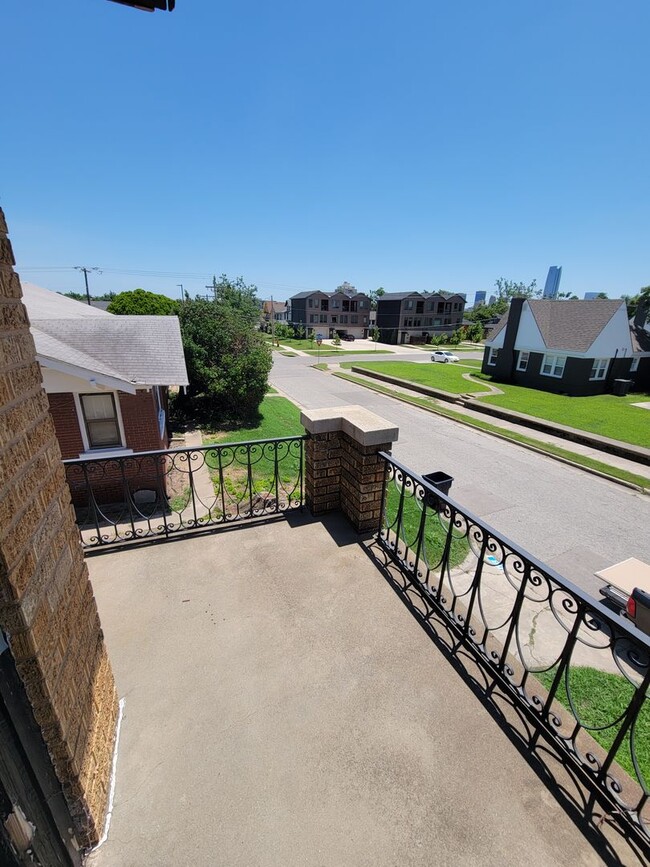 Building Photo - Super cute 2 bedroom duplex in Plaza!