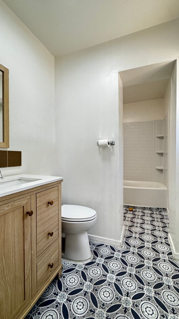 Building Photo - MiracleMile1468