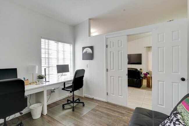 Building Photo - Fully Furnished Single-Story Gem – Spaciou...