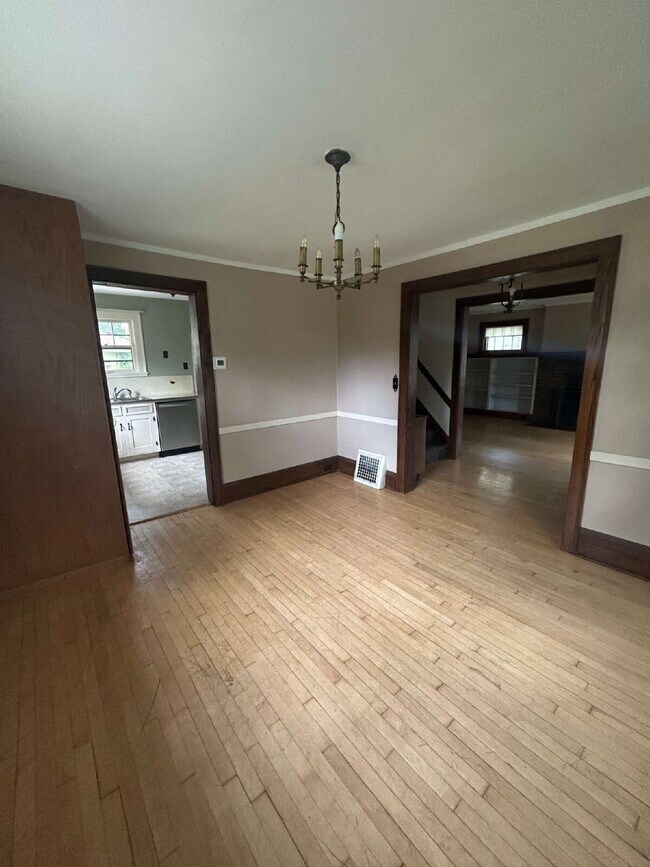 Building Photo - 4 Bedroom, 1.5 Bathroom - Available Now!