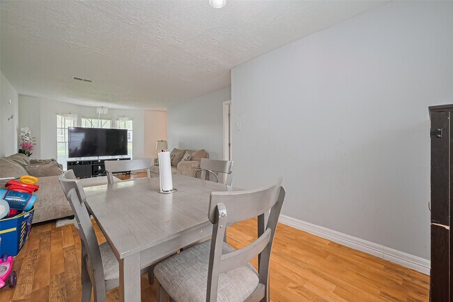 Building Photo - 13351 Oak Leaf Ln