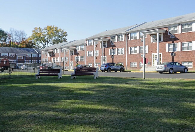 Building Photo - Bellevue Court Apartments