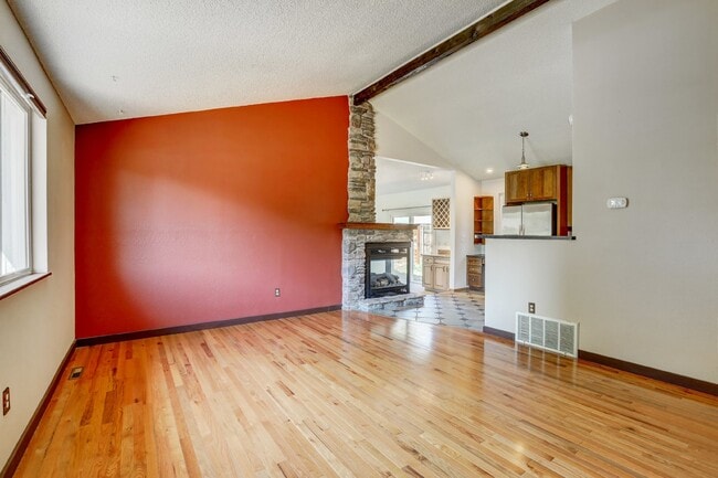 Building Photo - $3,200.00 - 3 Bedrooms, 2 Bathrooms, Singl...